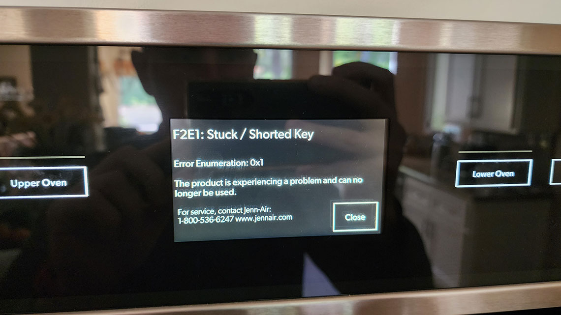 Suddenly the oven began to give an error. 